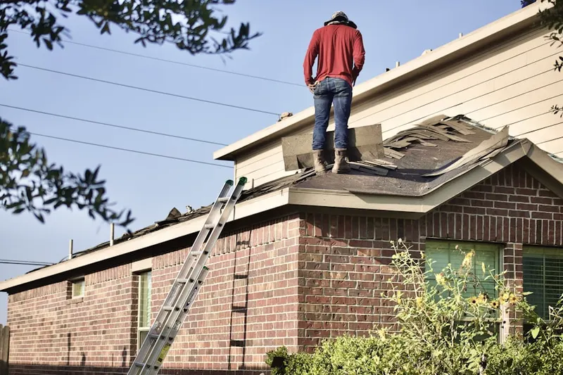 Professional roofer working on a residential roof in Tres Robles